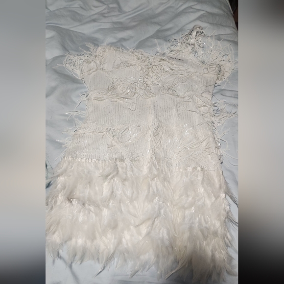White, short flapper sequin dress with feathers at the bottom. Size L - Picture 2 of 2